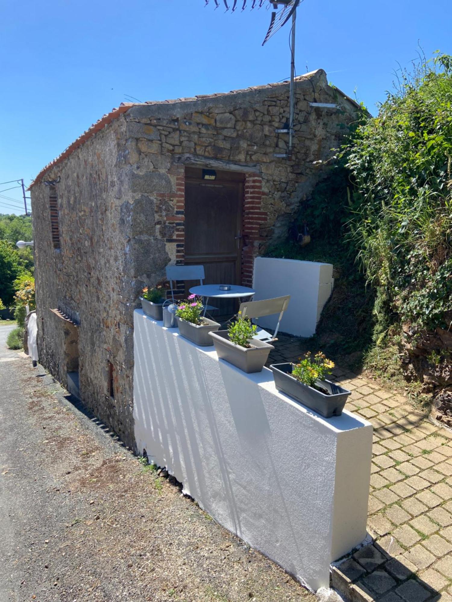 Le Petit Moulin Hotel Pouzauges Exterior photo